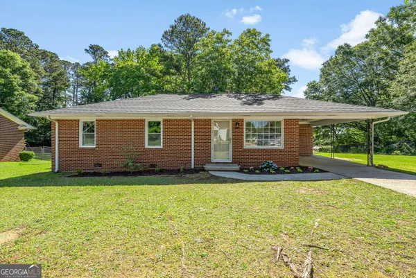 a view of a house with a yard