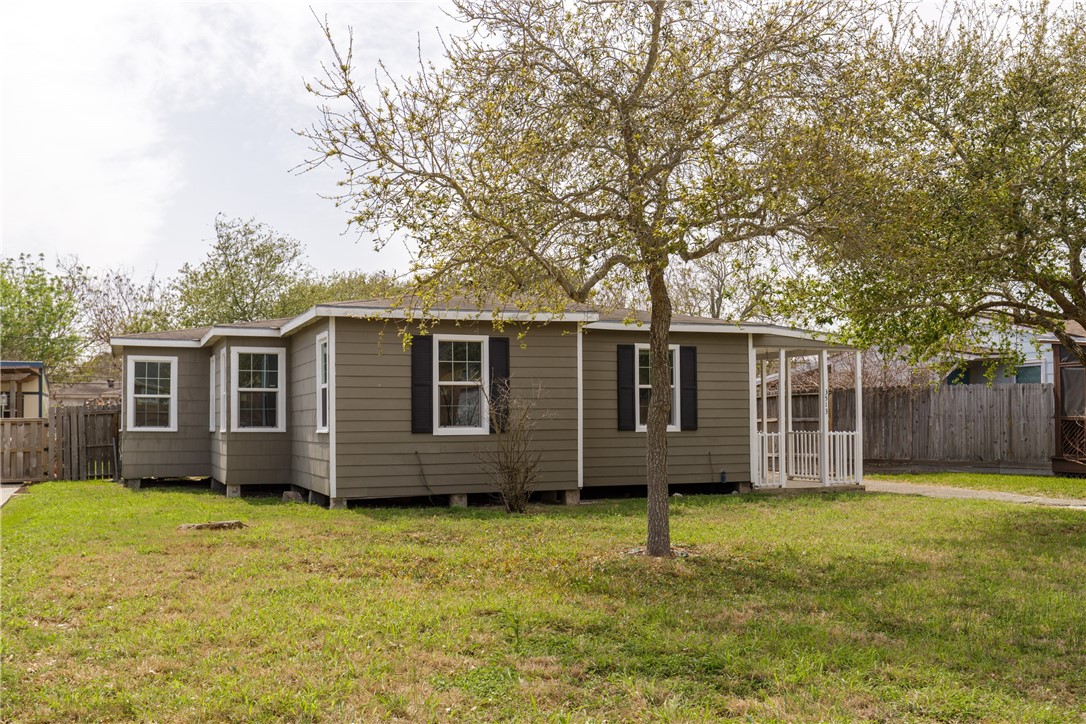 a view of a house with a backyard