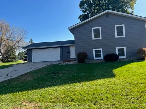 $199,000 | 817 16th Street, Windom, MN 56101