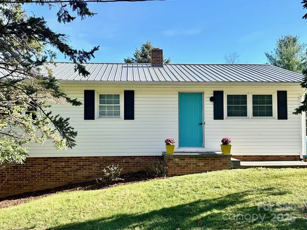 a view of front a house with a yard