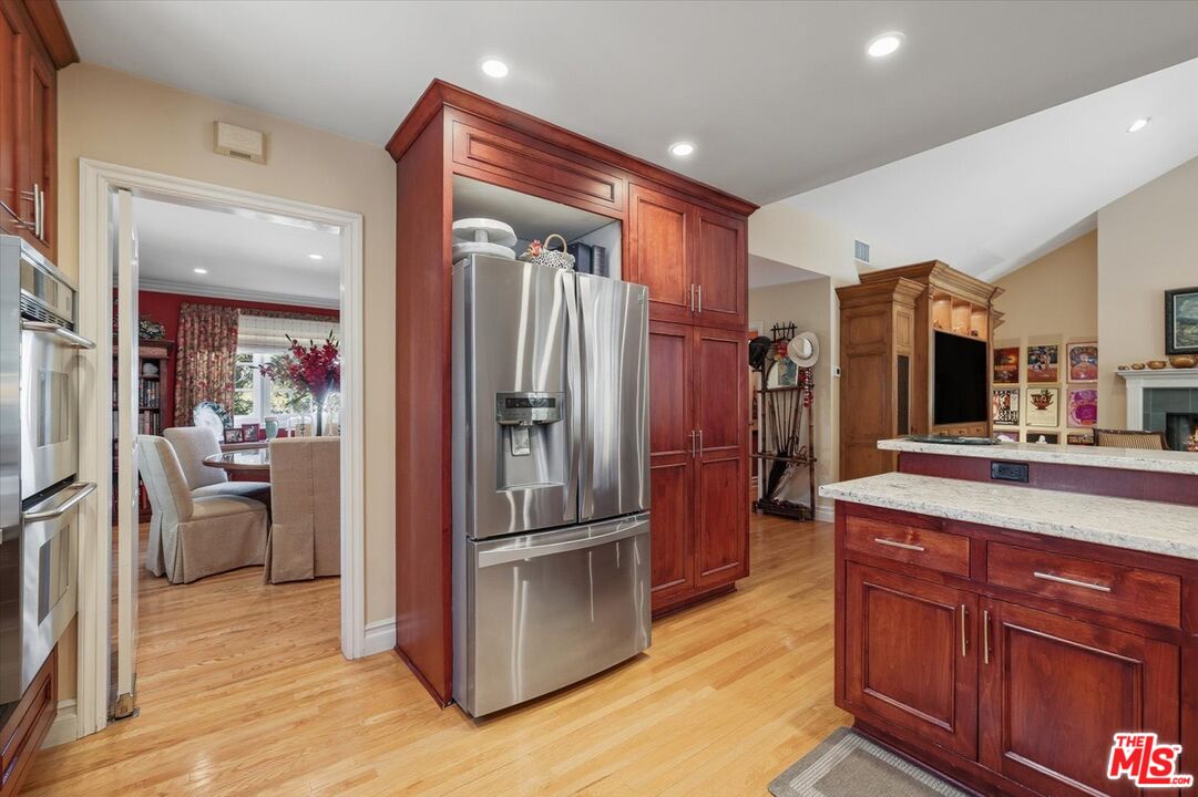 11122 Valley Spring Lane Studio City, CA 91602 - Photo 13 of 48