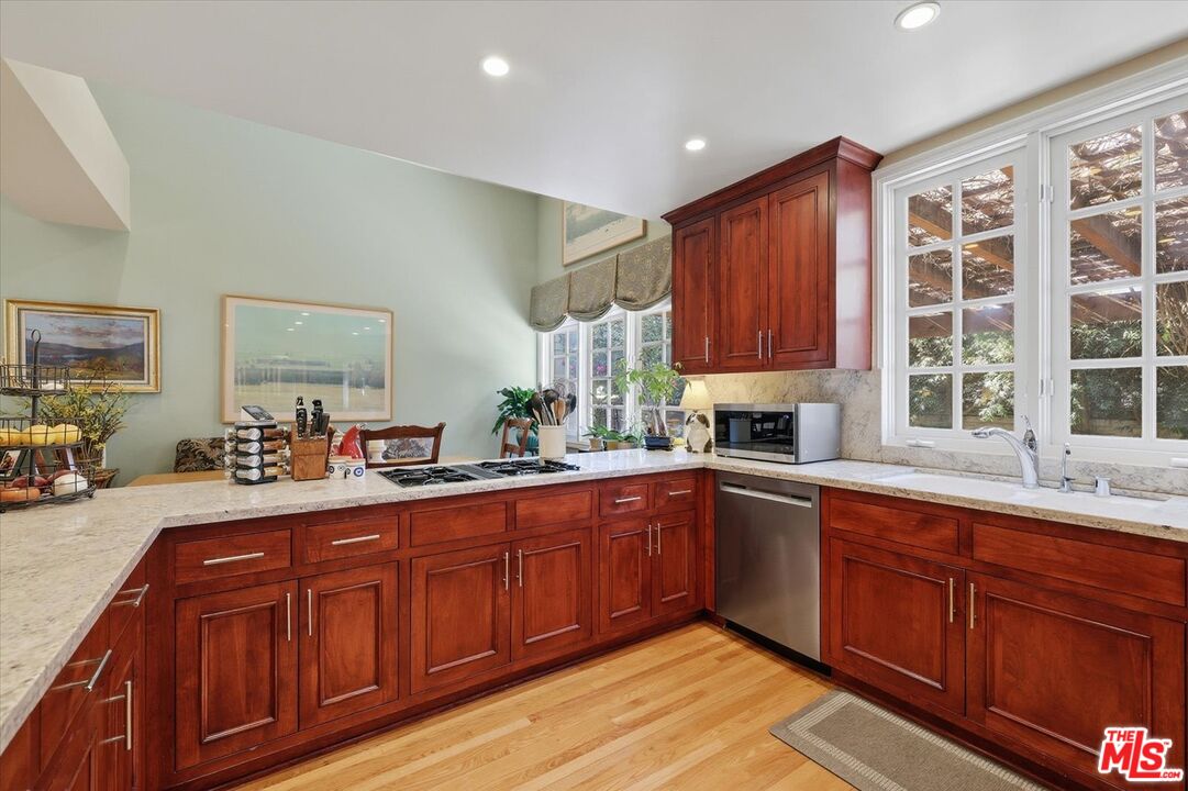 11122 Valley Spring Lane Studio City, CA 91602 - Photo 14 of 48