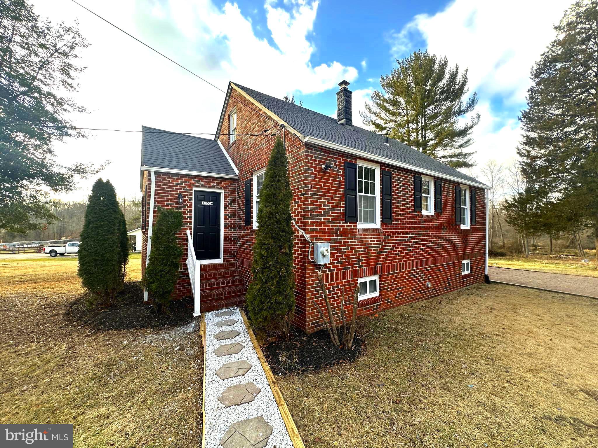 a view of a house with a yard
