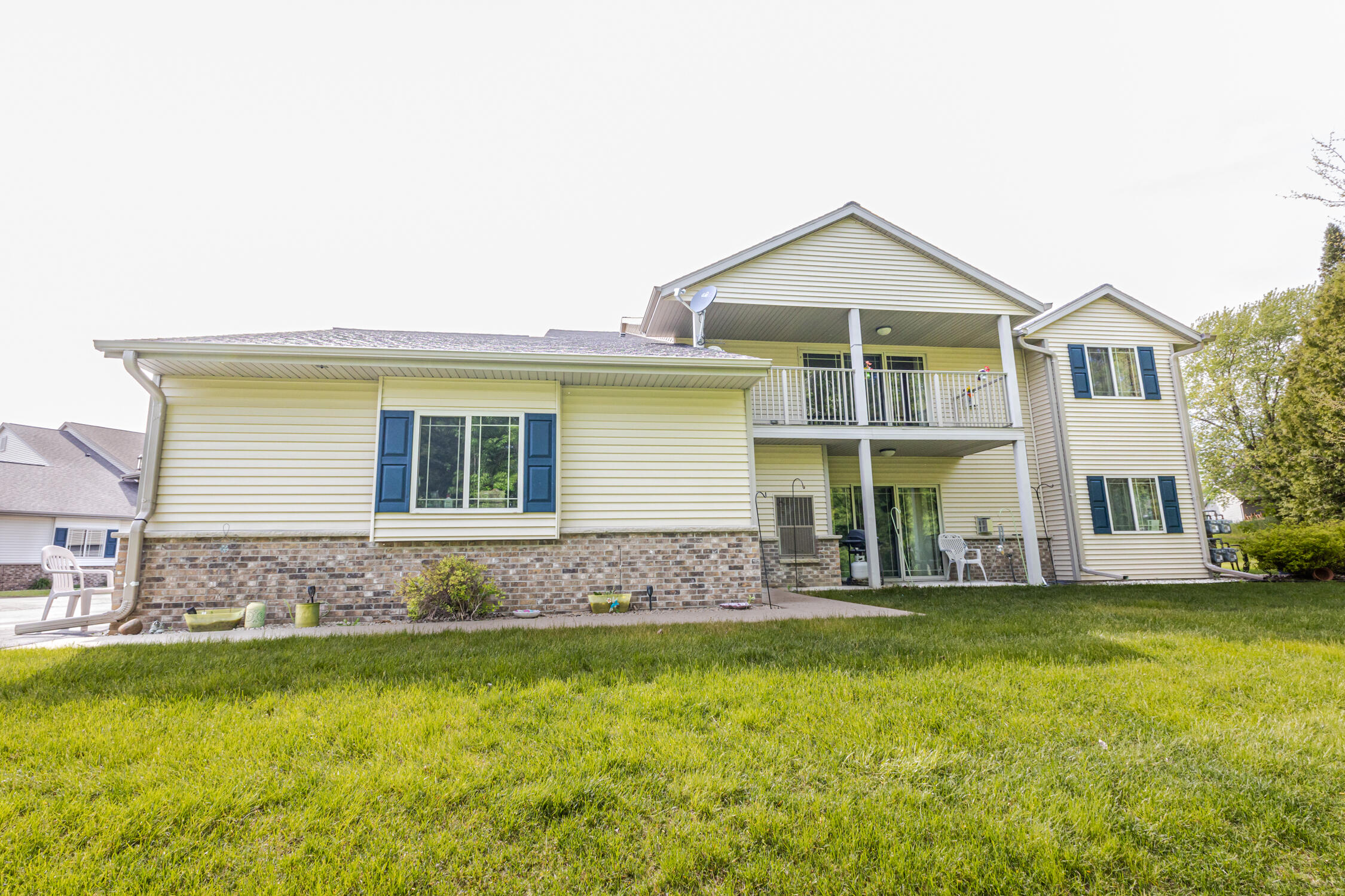984 Spring Court Newburg, WI 53095 - Photo 19 of 21 Brand new shutters