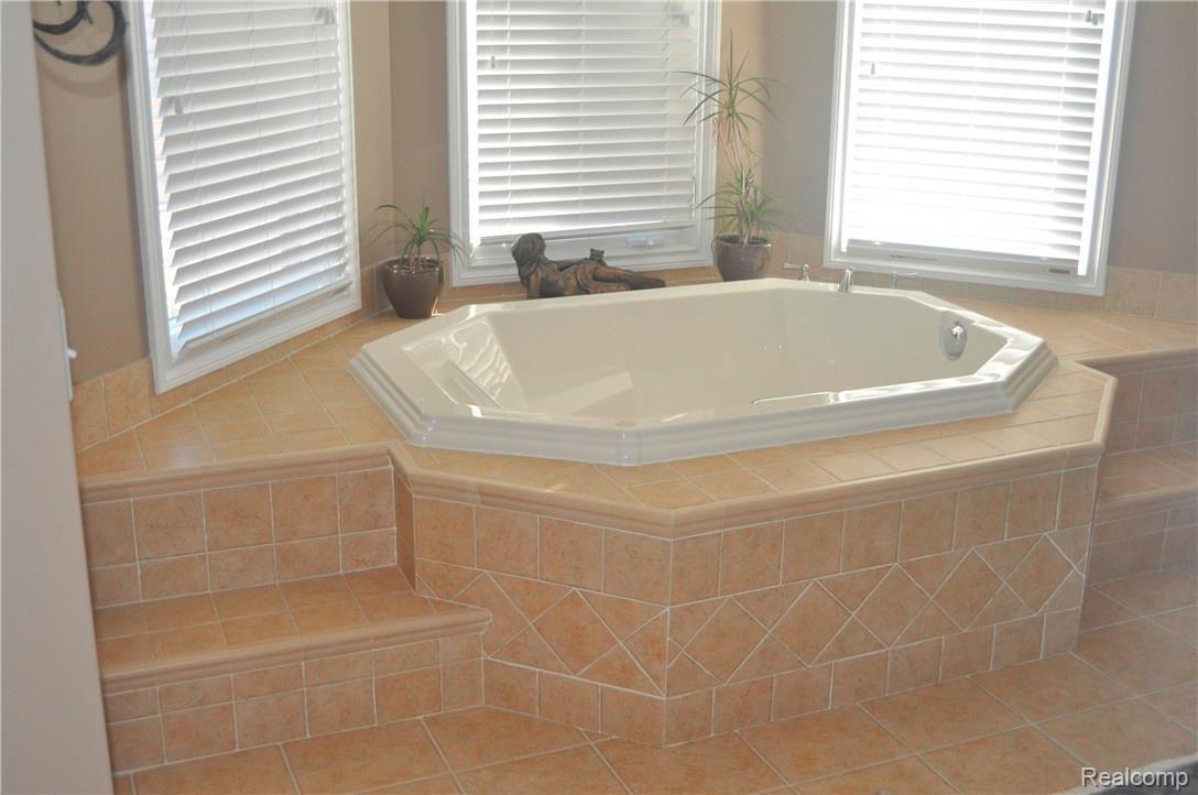 60530 Balmoral Way Rochester, MI 48306 - Photo 26 of 80 jacuzzi bath.JPG