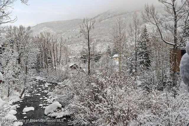 a view of a pathway with a yard