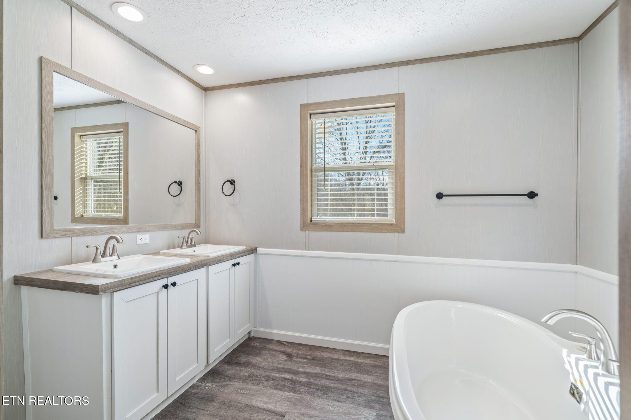 324 West Boulevard Oneida, TN 37841 - Photo 16 of 33 Ensuite Primary Bath