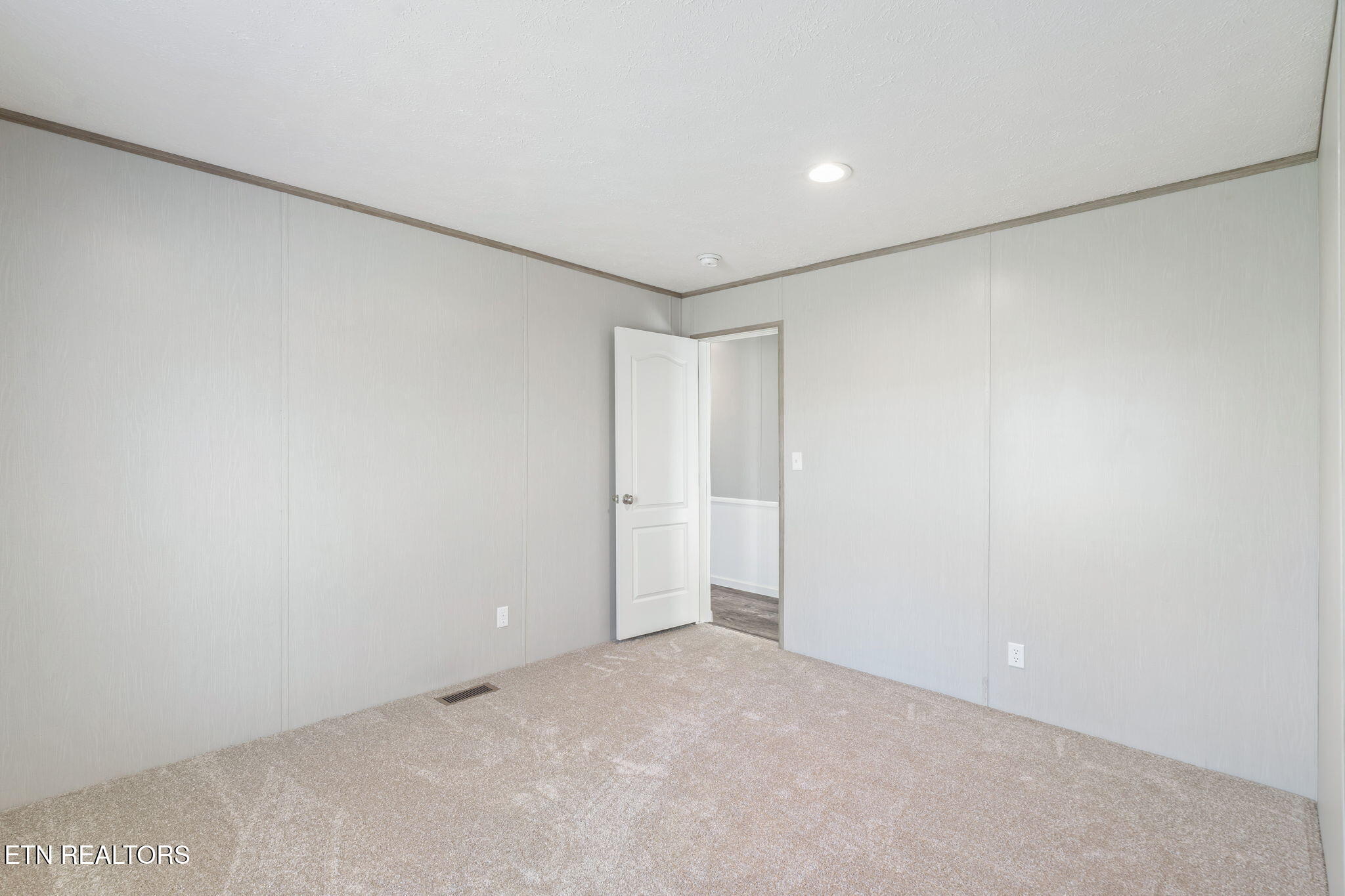 324 West Boulevard Oneida, TN 37841 - Photo 22 of 33 @nd Bedroom