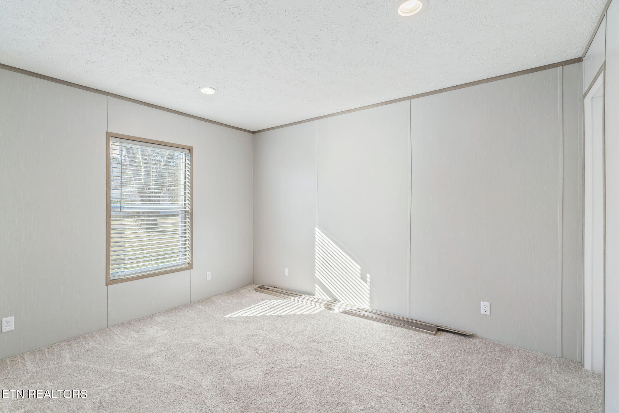 324 West Boulevard Oneida, TN 37841 - Photo 23 of 33 3rd Bedroom