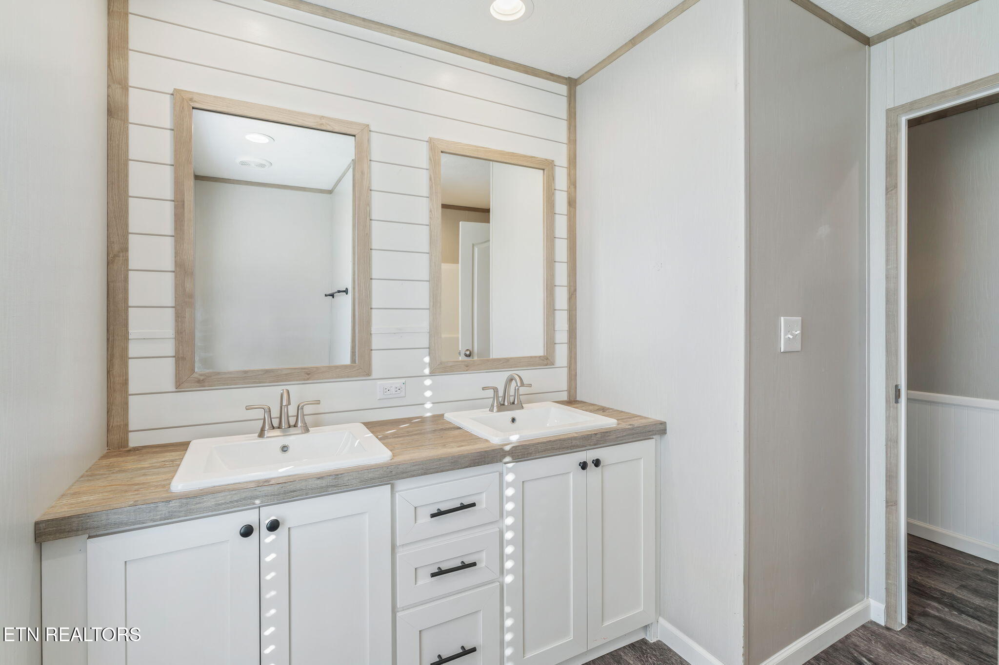 324 West Boulevard Oneida, TN 37841 - Photo 27 of 33 Shared Hallway Bath