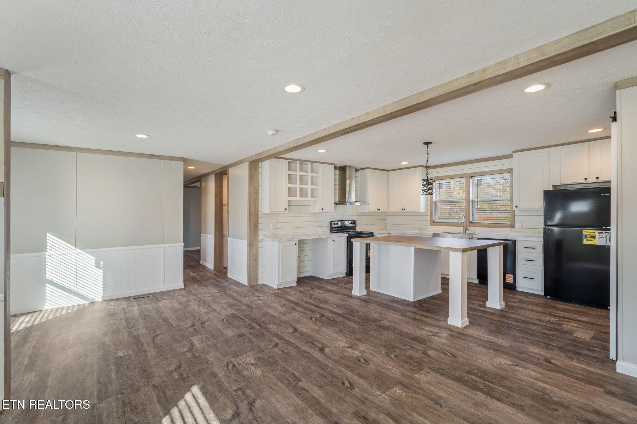 324 West Boulevard Oneida, TN 37841 - Photo 6 of 33 Front Entry Way