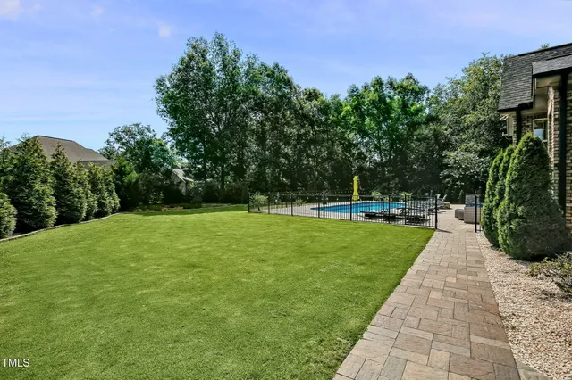 a view of a garden with lawn chairs