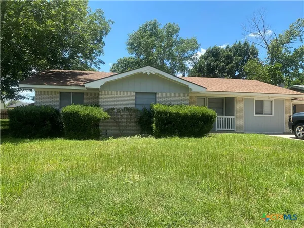 $1,600 | 106 Huff Street, Luling, TX 78648