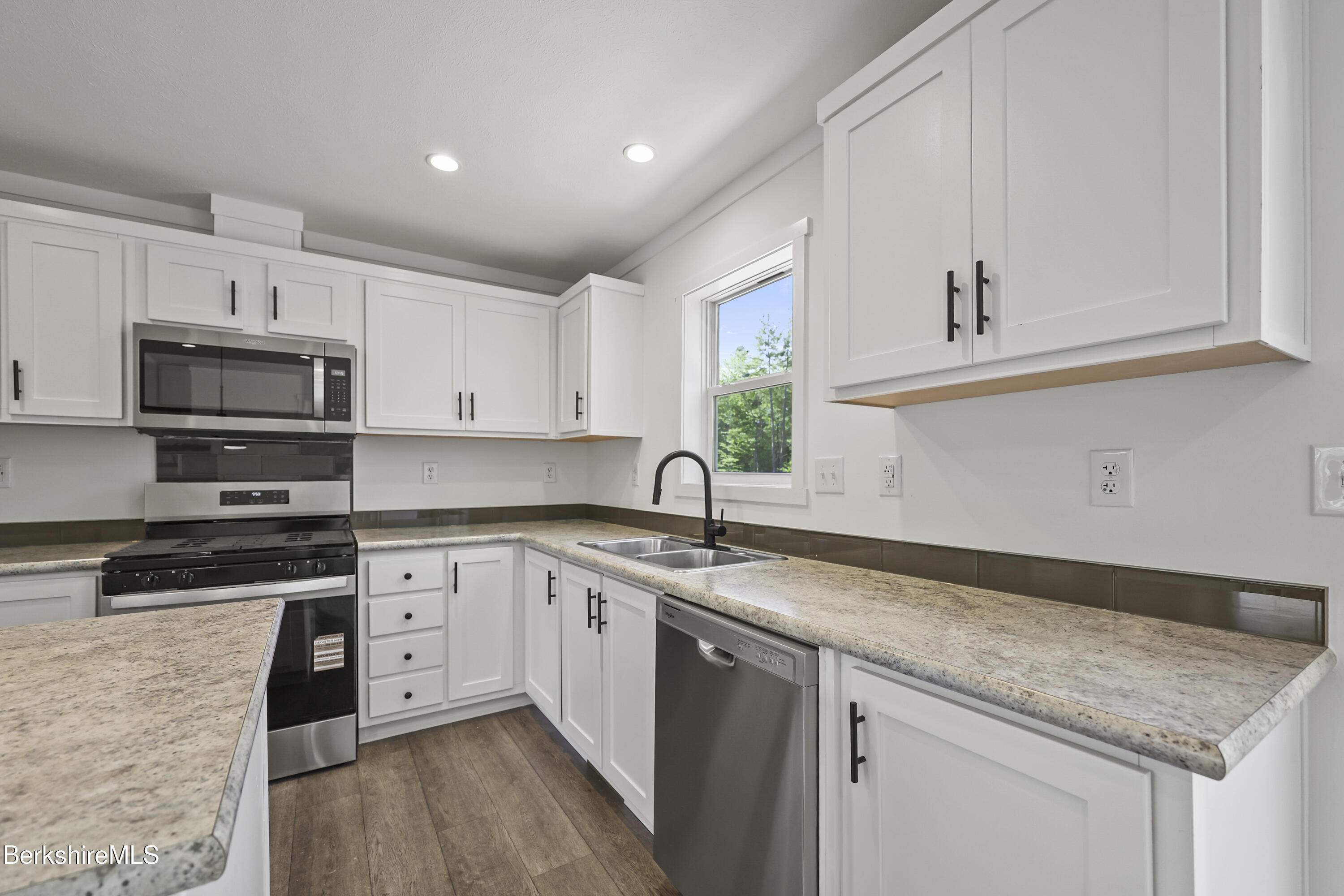 395 Cheshire Road, Unit 122 Pittsfield, MA 01201 - Photo 12 of 30 Kitchen