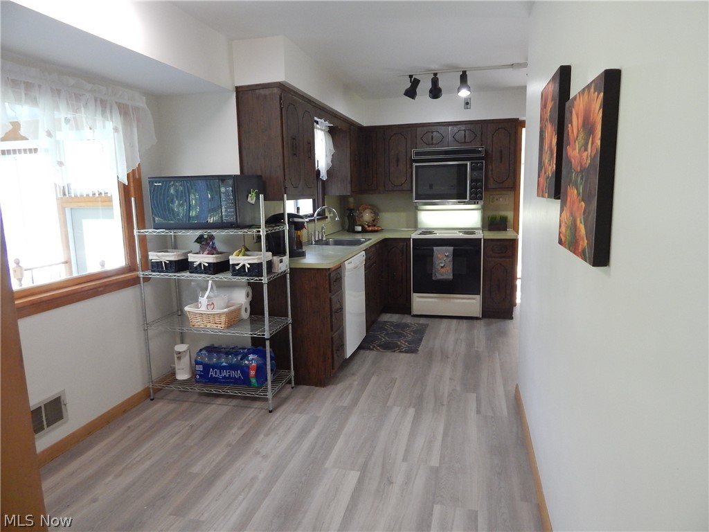 2100 West Sprague Road Cleveland, OH 44134 - Photo 8 of 34 Large Eating Area in Kitchen.