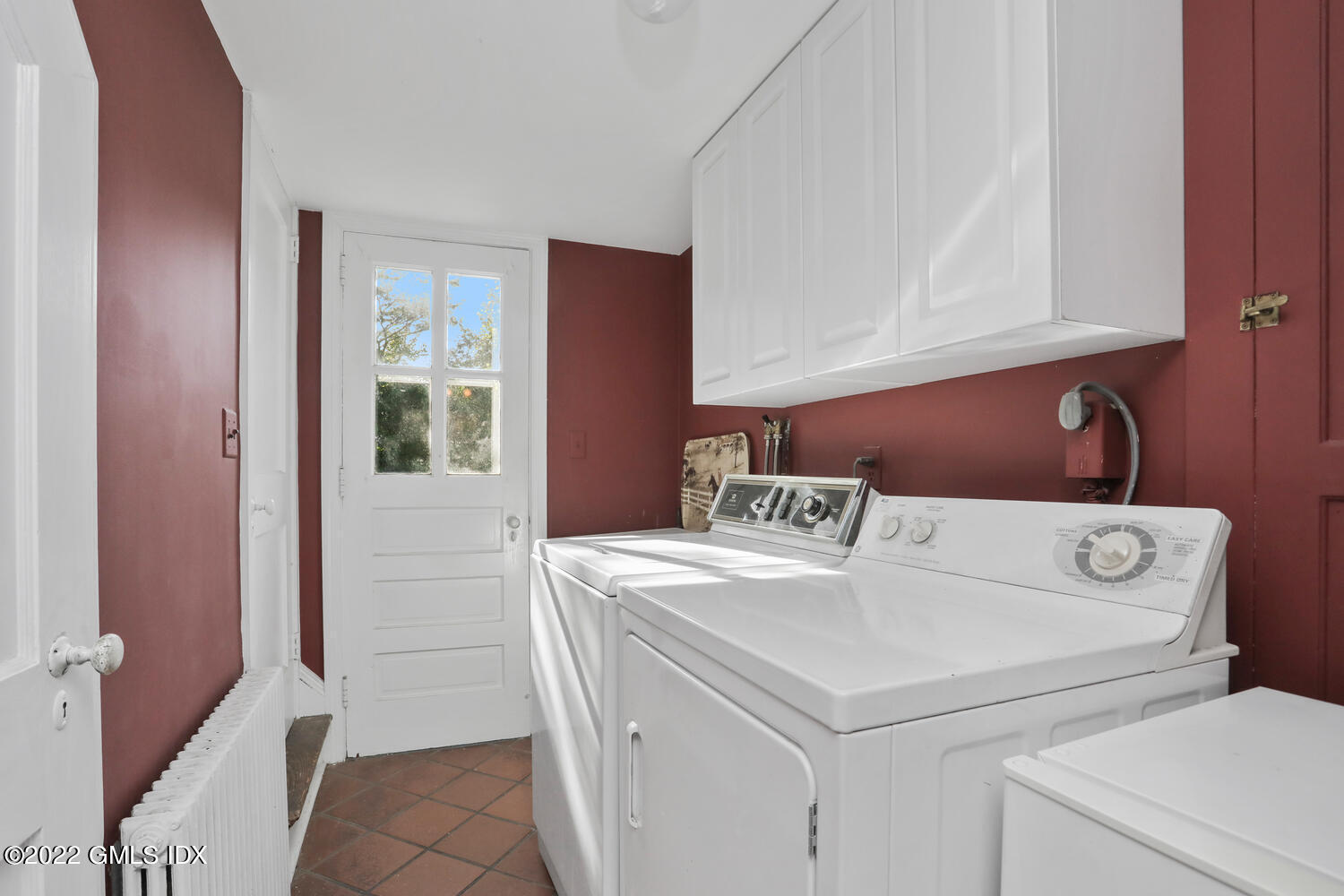 3 Wahneta Road Old Greenwich, CT 06870 - Photo 11 of 28 a utility room with dryer and washer