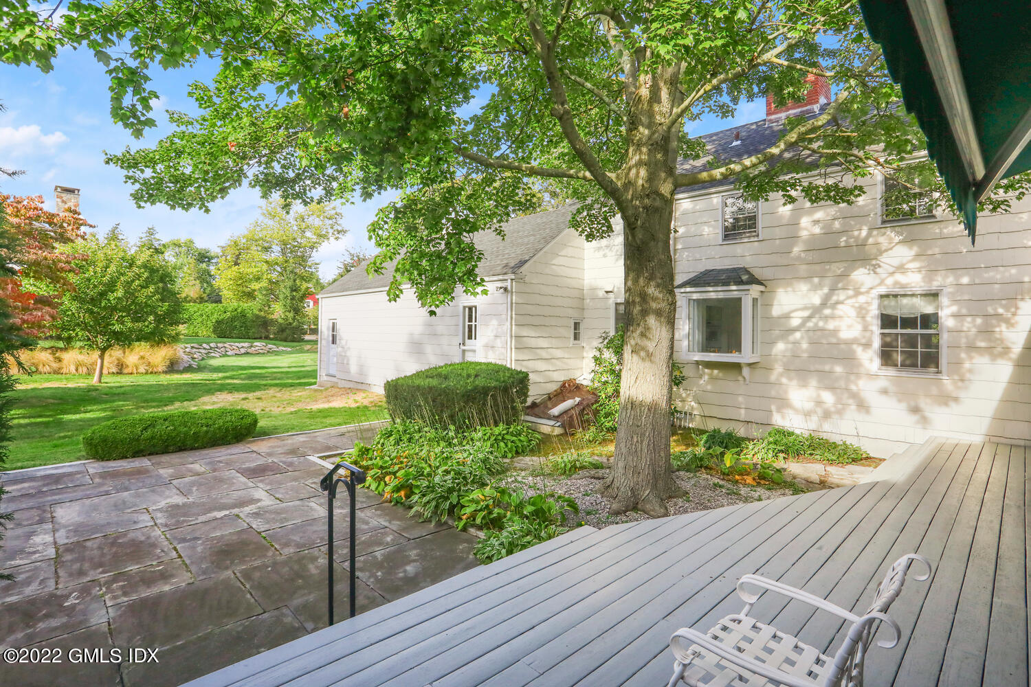 3 Wahneta Road Old Greenwich, CT 06870 - Photo 20 of 28 a front view of a house with garden