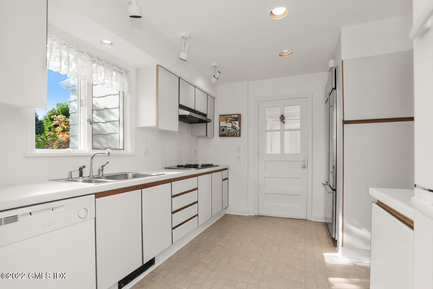3 Wahneta Road Old Greenwich, CT 06870 - Photo 5 of 28