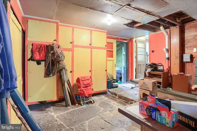 a view of a house with backyard and trees