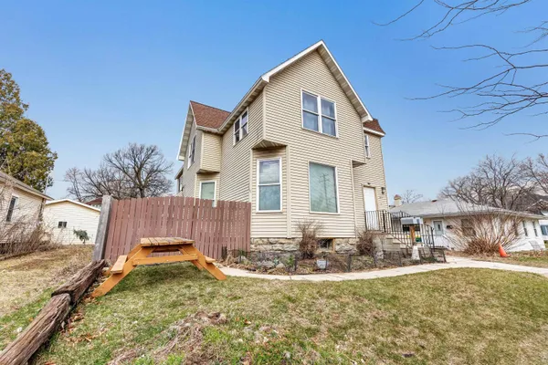 $270,000 | 827 North Broadway, Green Bay, WI 54303