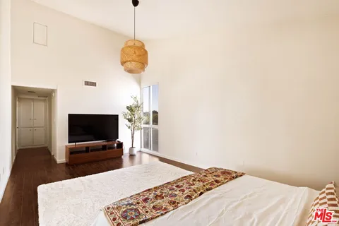 $849,000 | 725 South Barrington Avenue, Unit 301, Los Angeles, CA 90049