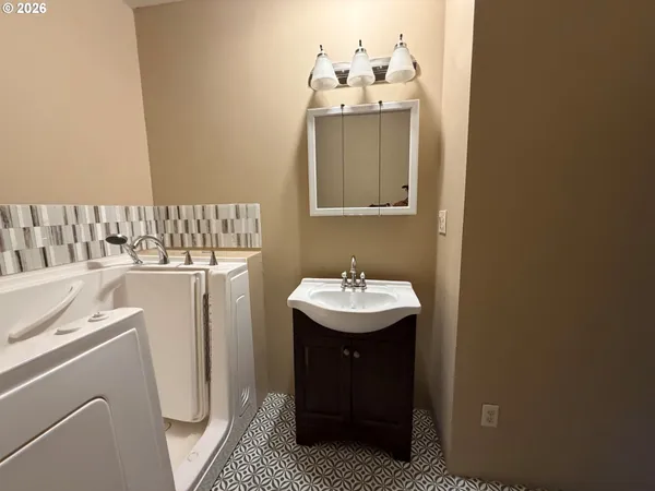 $249,000 | 90 Adams Street West, Huntington, OR 97907