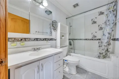 $1,159,000 | 2 Valley Greens Drive, Valley Stream, NY 11581