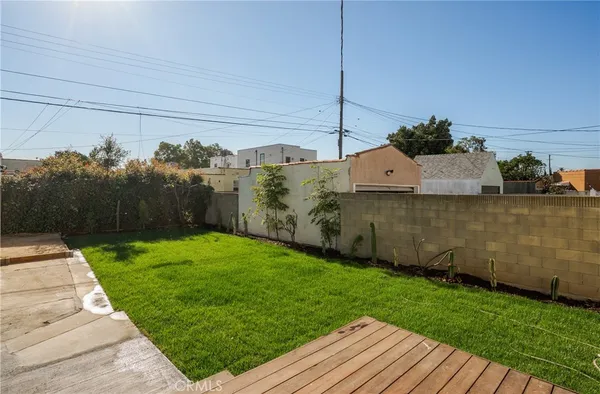 a view of a backyard