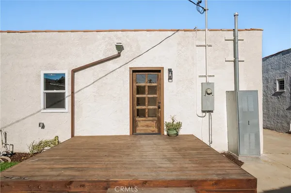 a wooden bench sitting in front of a house