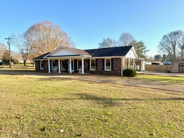43 Liberty Road Winchester, TN 37398 - Photo 4 of 27 a front view of a building with a garden