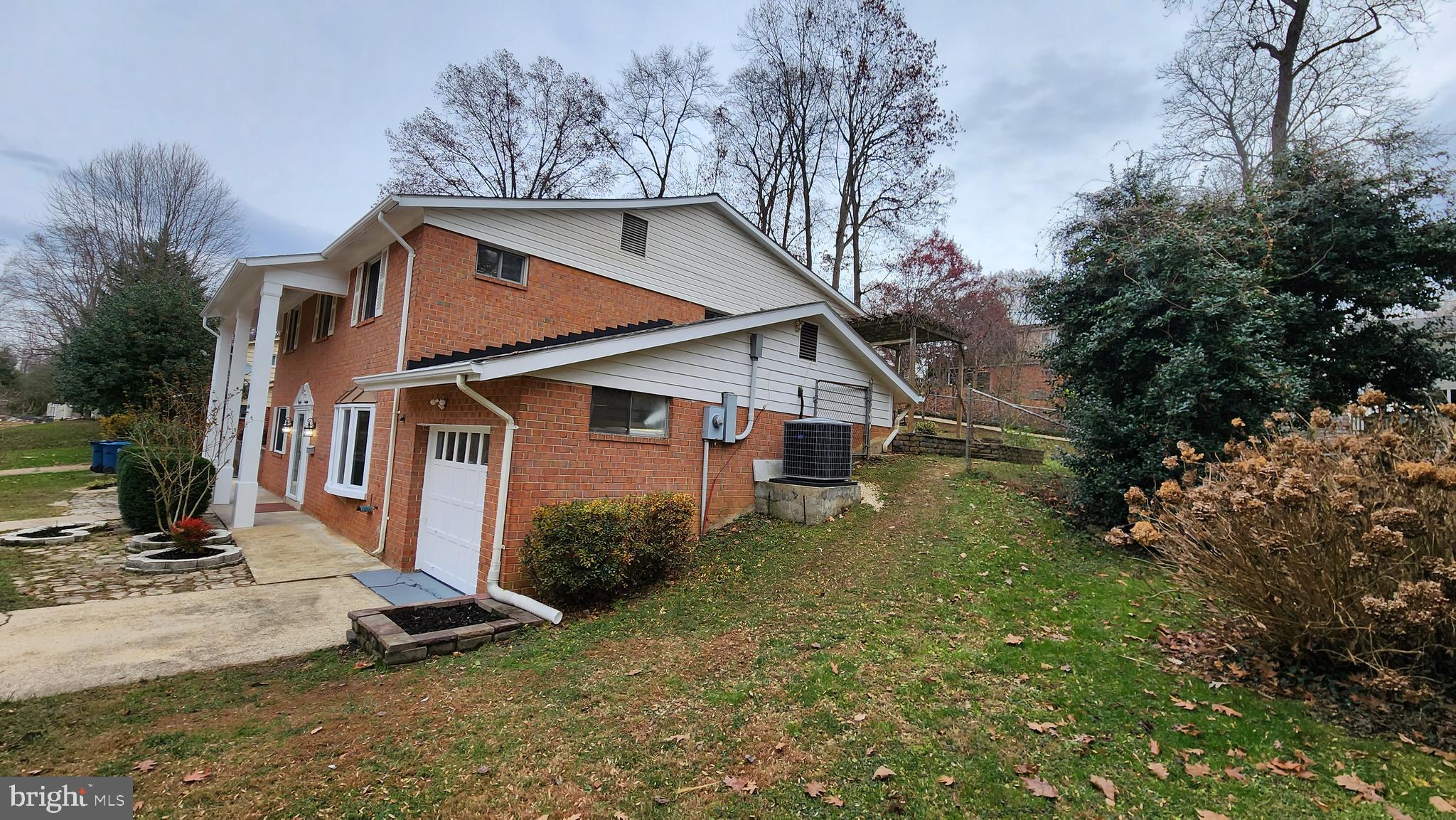 8438 Thames Street Springfield, VA 22151 - Photo 3 of 67 Right view