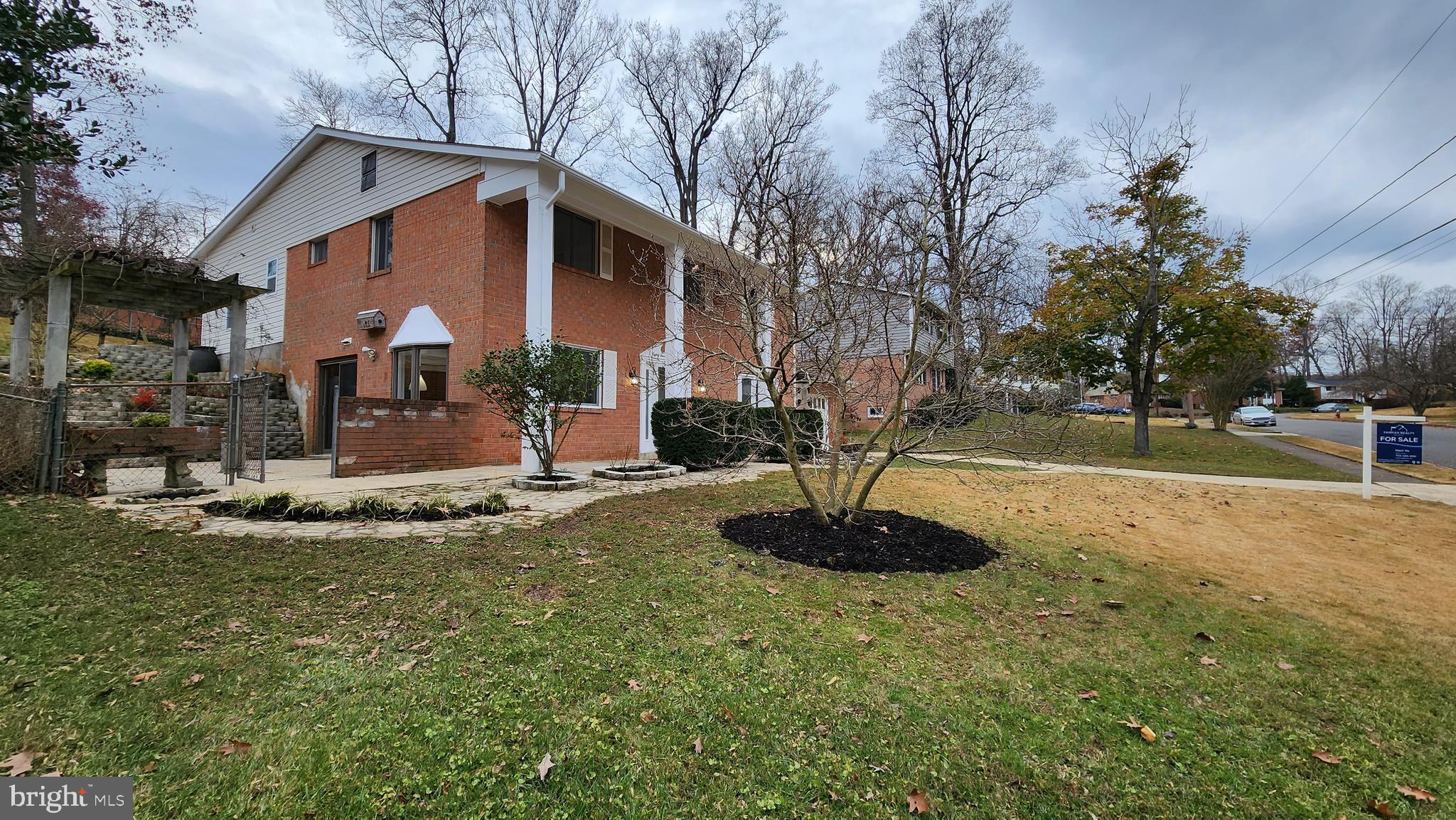 8438 Thames Street Springfield, VA 22151 - Photo 4 of 67 Left view