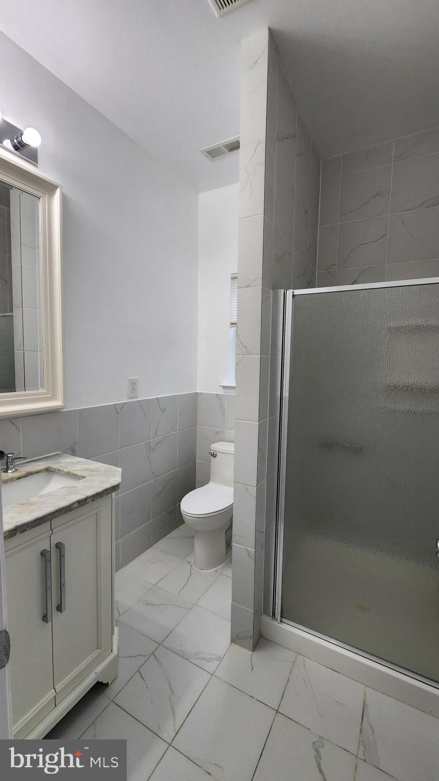 8438 Thames Street Springfield, VA 22151 - Photo 41 of 67 Hallway bathroom #1 - Walk-in shower