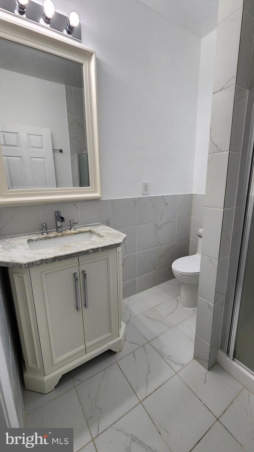 8438 Thames Street Springfield, VA 22151 - Photo 42 of 67 Hallway bathroom #1 View 2