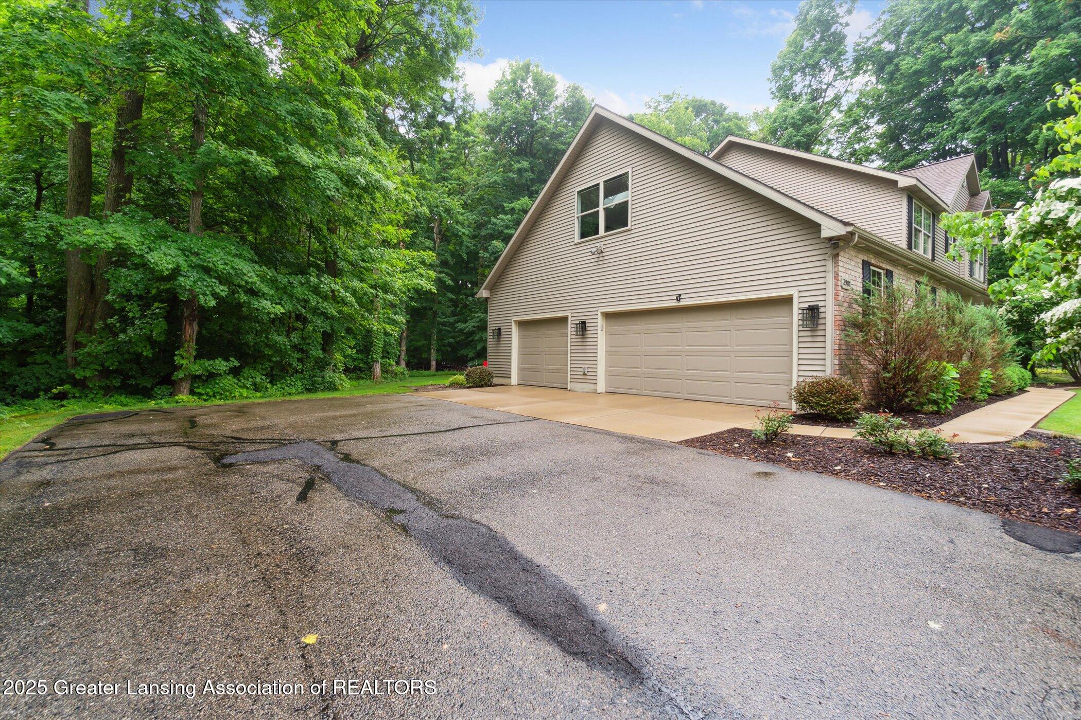 3901 West Howe Road Dewitt, MI 48820 - Photo 51 of 70 56-3901-W-Howe-Rd-DeWitt-MI-48820-Window