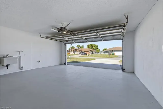 $319,900 | 808 Southeast 32nd Terrace, Cape Coral, FL 33904