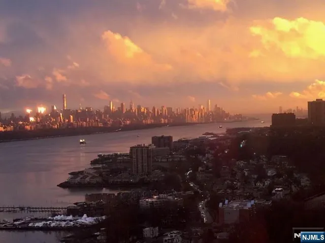 $658,888 | 200 Old Palisade Road, Unit 18D, Fort Lee, NJ 07024