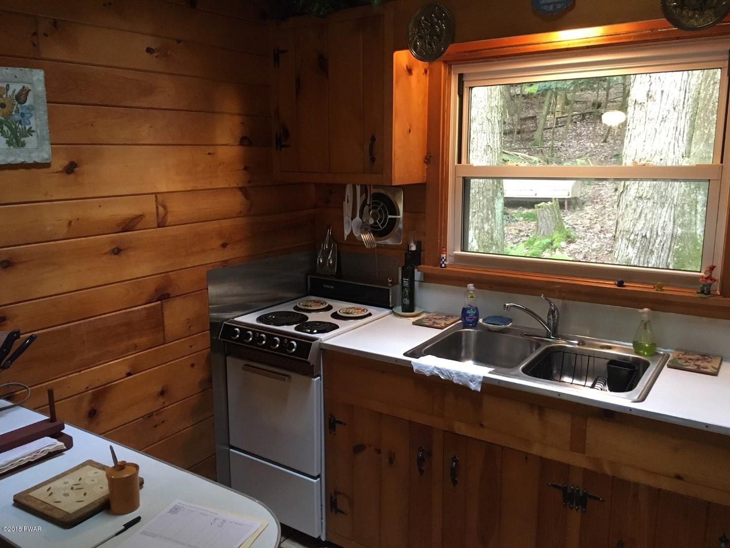 185 Timber Trail Greentown, PA 18426 - Photo 10 of 17 9-Kitchen