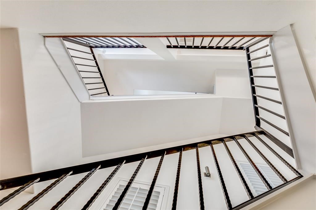 6109 Stillman Street Houston, TX 77007 - Photo 11 of 28 a view of a balcony