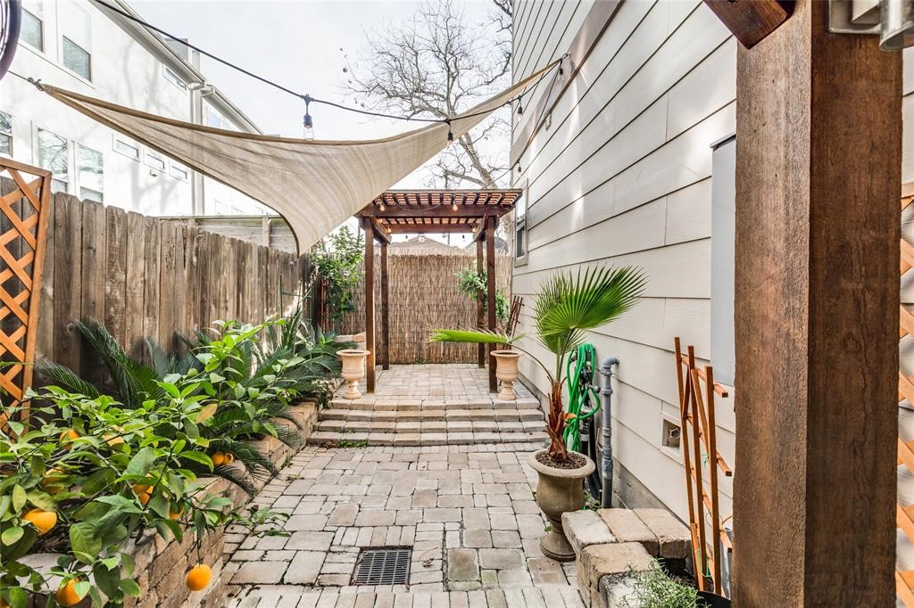 6109 Stillman Street Houston, TX 77007 - Photo 20 of 28 a porch with seating space