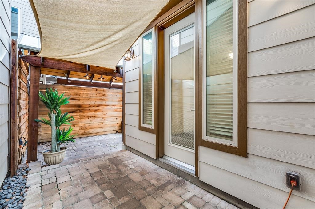 6109 Stillman Street Houston, TX 77007 - Photo 21 of 28 a view of a back yard from a building