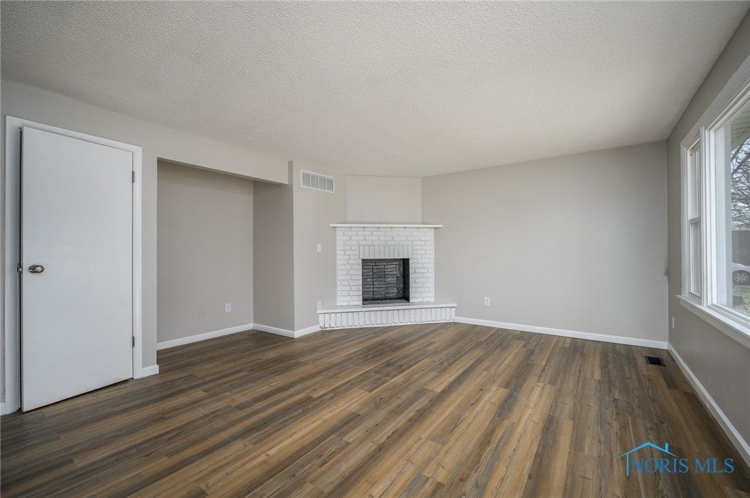 508 Rochelle Road Toledo, OH 43615 - Photo 4 of 26 Living room
