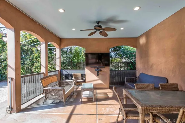 a view of a house with backyard