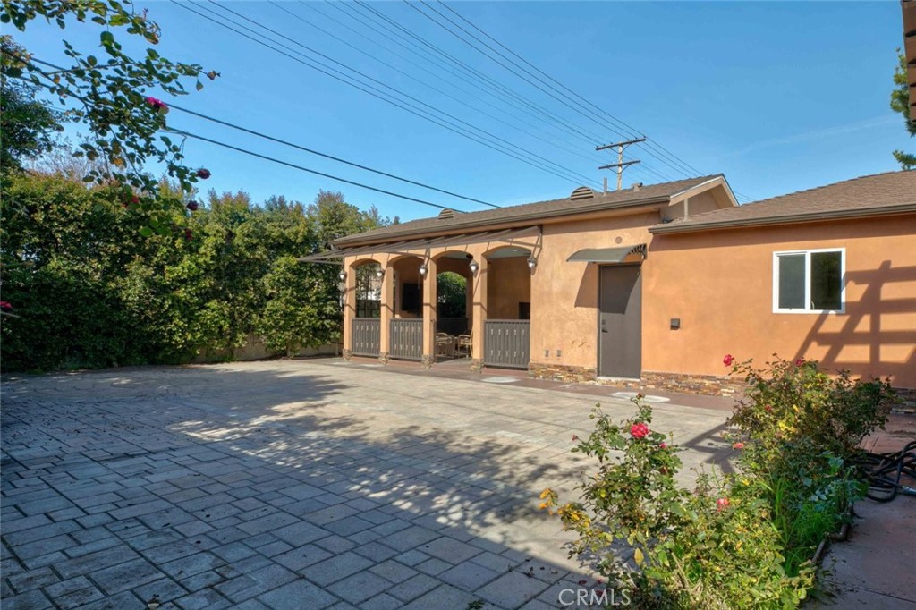 415 Birmingham Road Burbank, CA 91504 - Photo 46 of 61 a front view of a house with garden