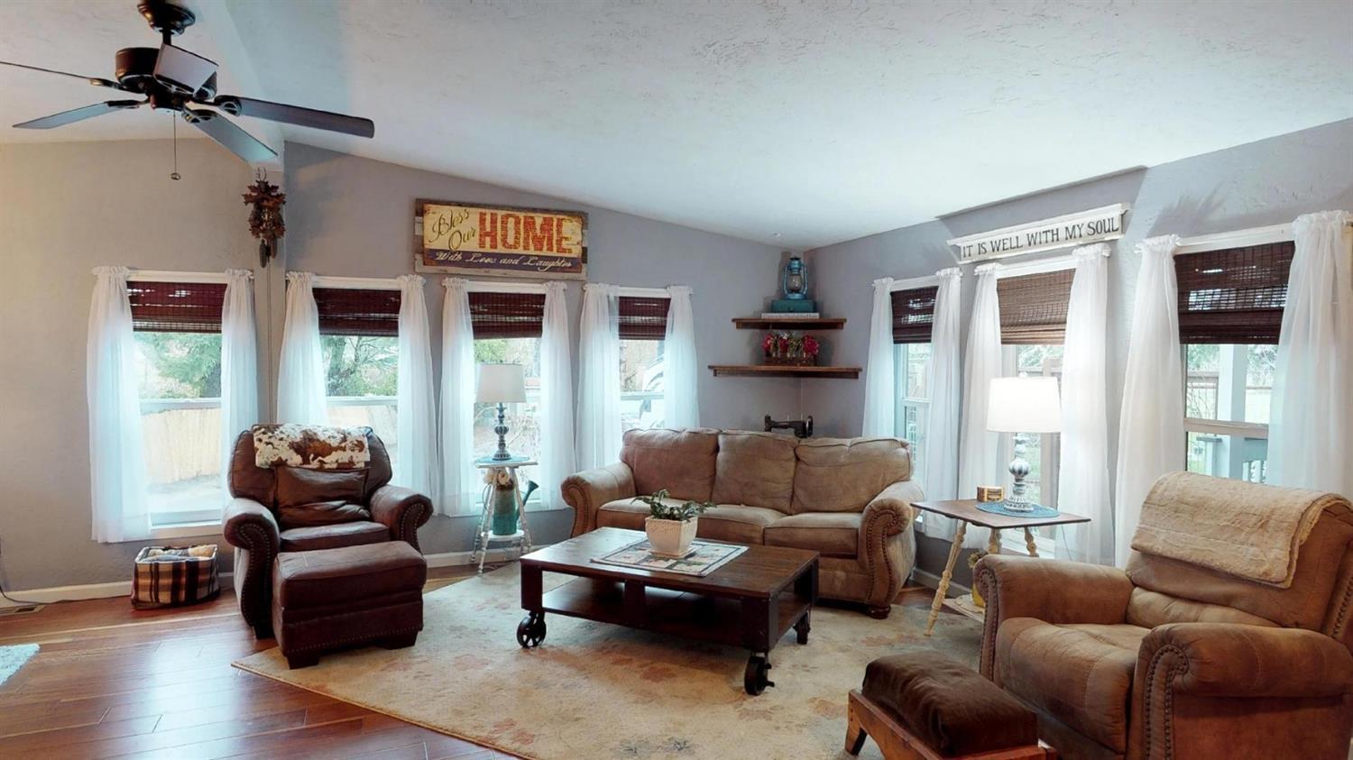 4114 Upper River Road Grants Pass, OR 97526 - Photo 8 of 24 Living Room