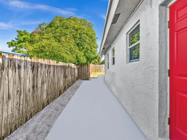 $2,300 | 525 Northwest 10th Avenue, Boynton Beach, FL 33435