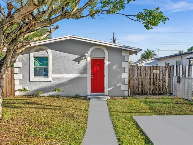 $2,300 | 525 Northwest 10th Avenue, Boynton Beach, FL 33435
