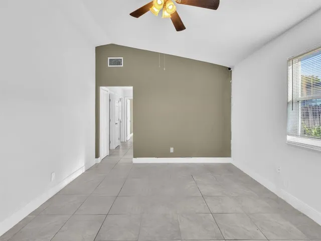 $2,300 | 525 Northwest 10th Avenue, Boynton Beach, FL 33435