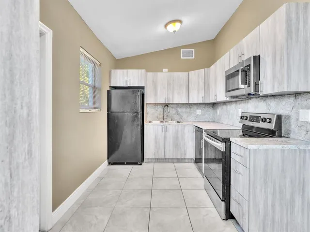 $2,300 | 525 Northwest 10th Avenue, Boynton Beach, FL 33435