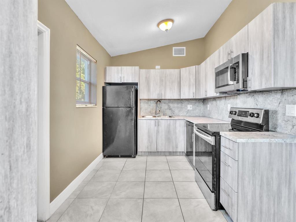 525 Northwest 10th Avenue Boynton Beach, FL 33435 - Photo 7 of 39